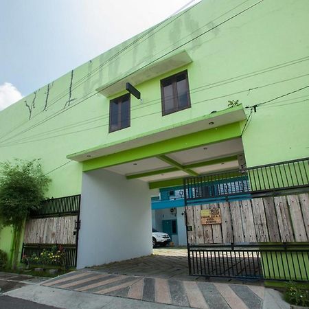 Reddoorz Syariah At Kartohardjo Madiun Hotel Exterior photo