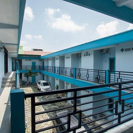 Reddoorz Syariah At Kartohardjo Madiun Hotel Exterior photo