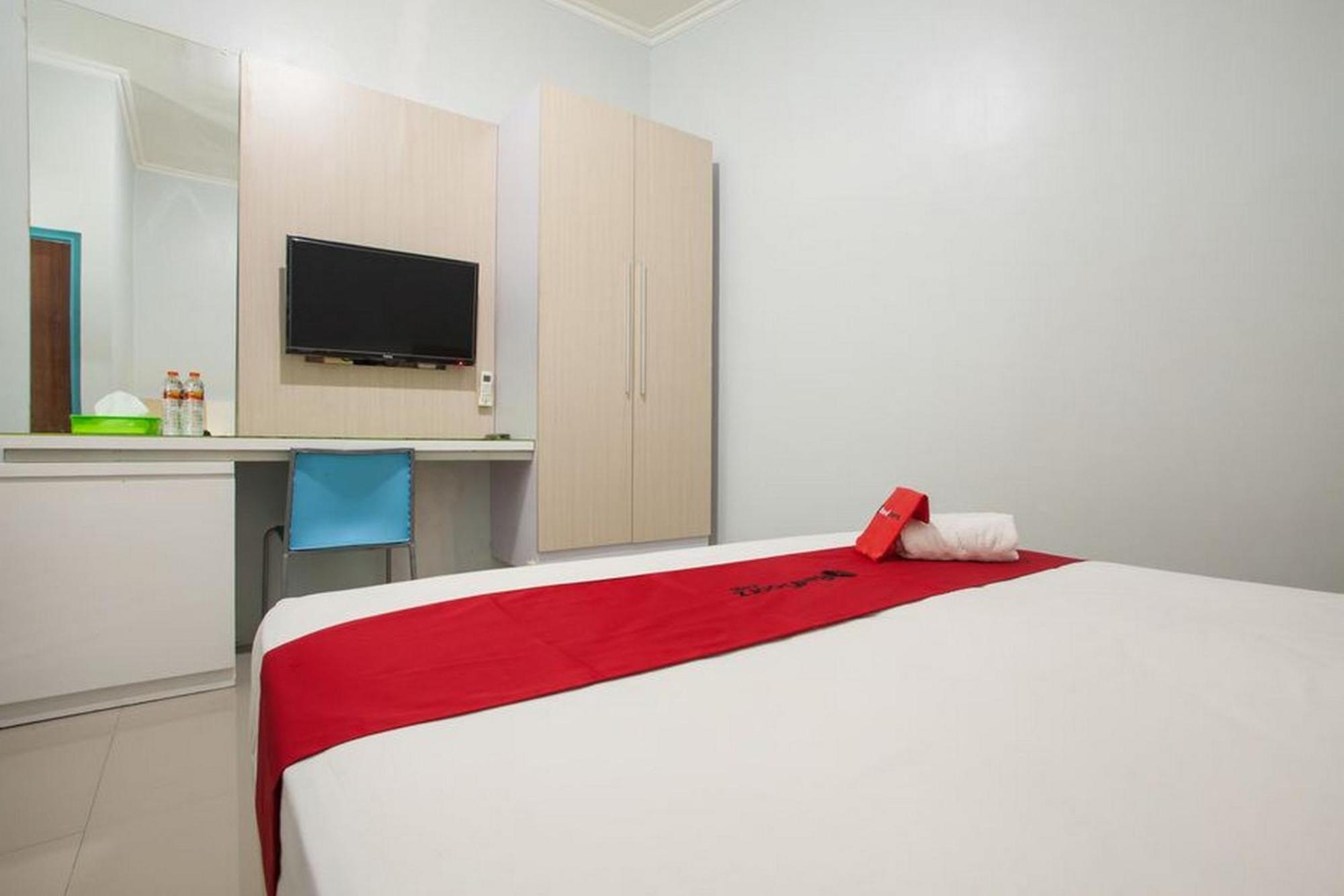 Reddoorz Syariah At Kartohardjo Madiun Hotel Exterior photo