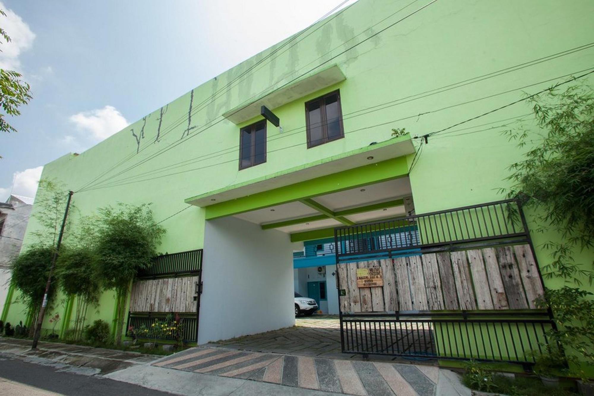 Reddoorz Syariah At Kartohardjo Madiun Hotel Exterior photo