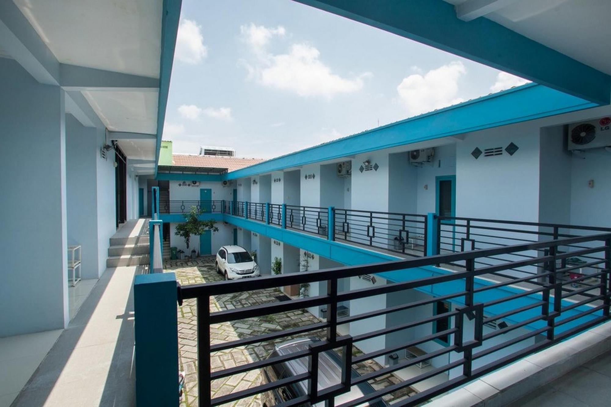 Reddoorz Syariah At Kartohardjo Madiun Hotel Exterior photo