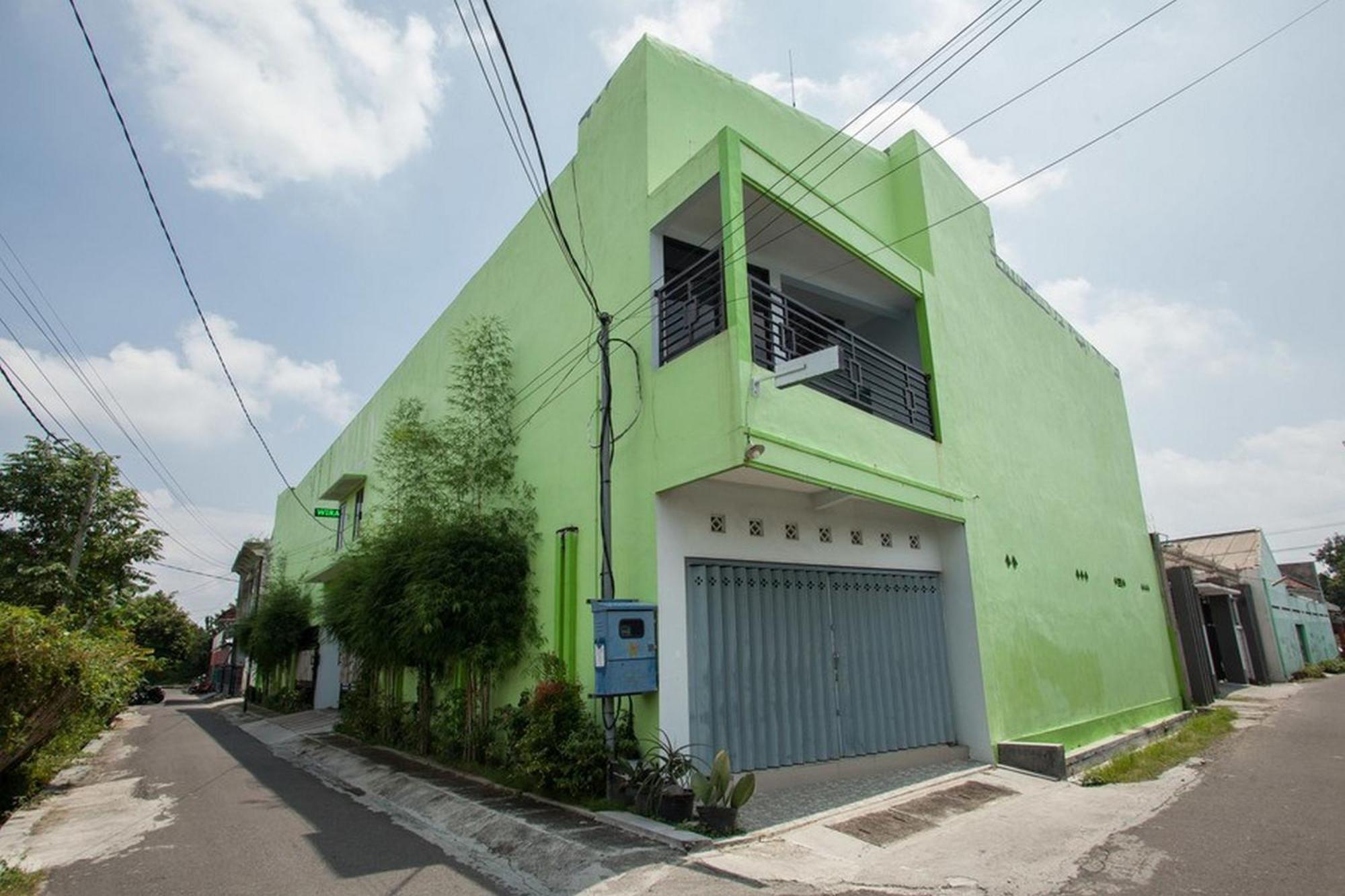 Reddoorz Syariah At Kartohardjo Madiun Hotel Exterior photo
