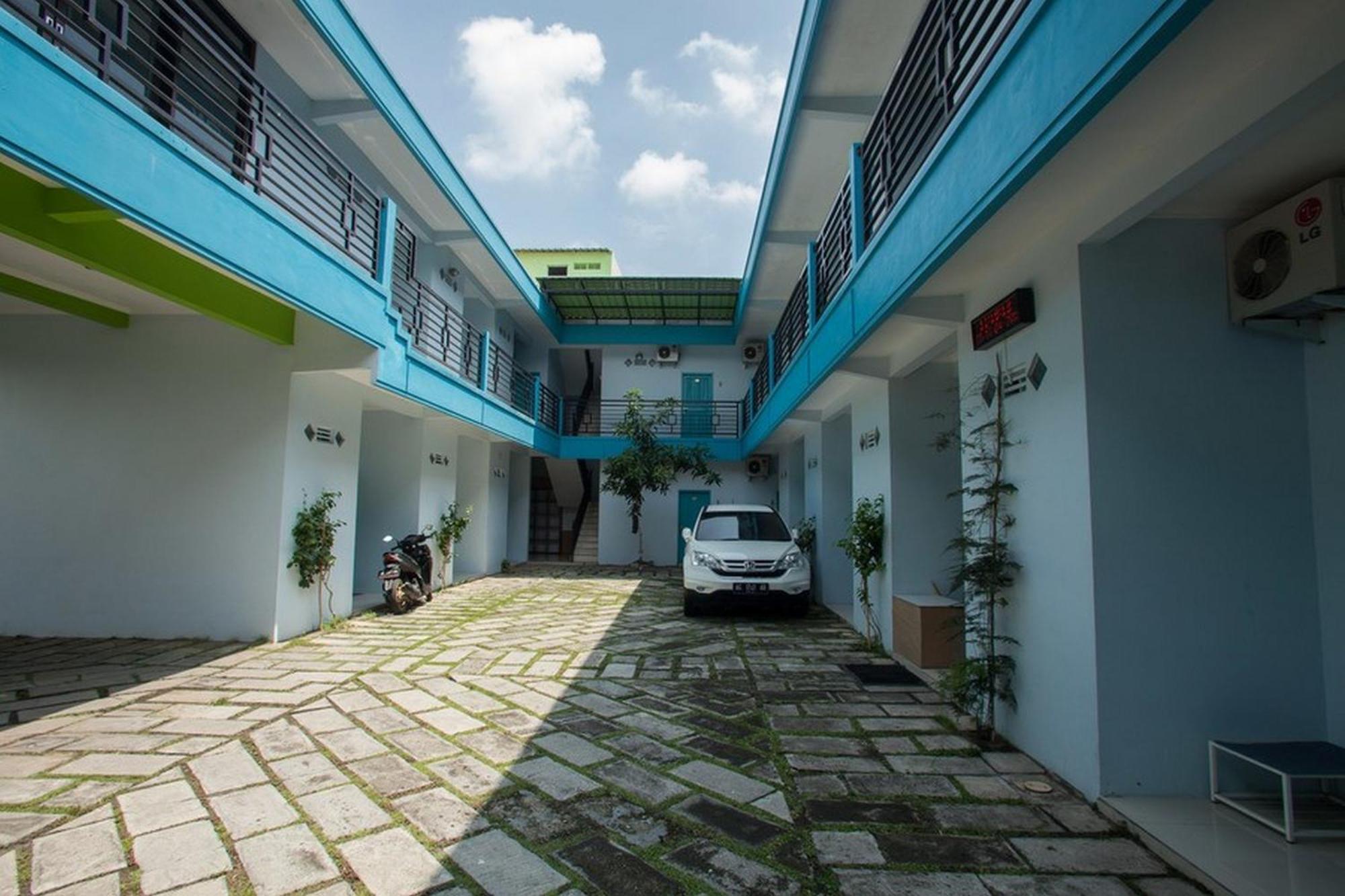 Reddoorz Syariah At Kartohardjo Madiun Hotel Exterior photo