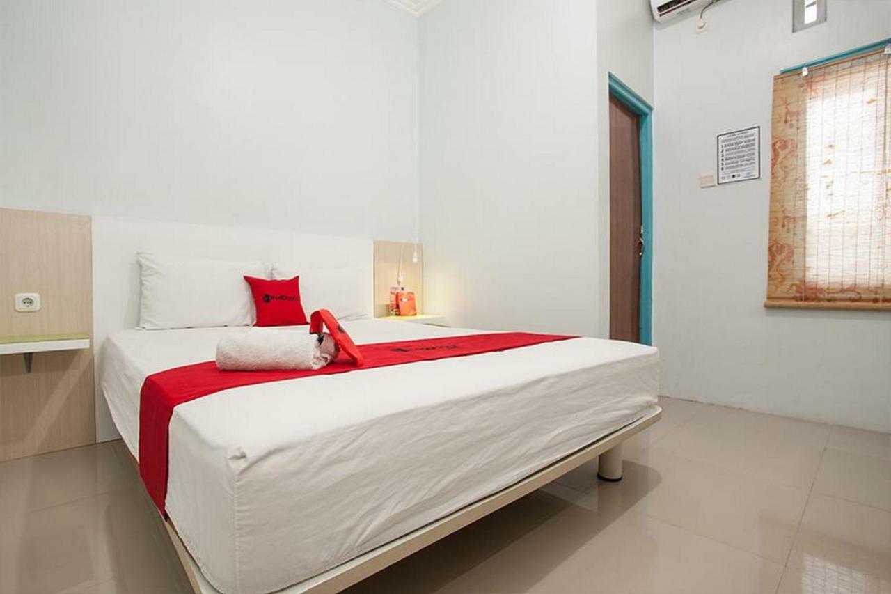 Reddoorz Syariah At Kartohardjo Madiun Hotel Exterior photo