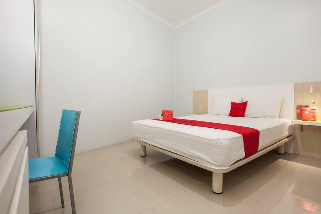 Reddoorz Syariah At Kartohardjo Madiun Hotel Exterior photo